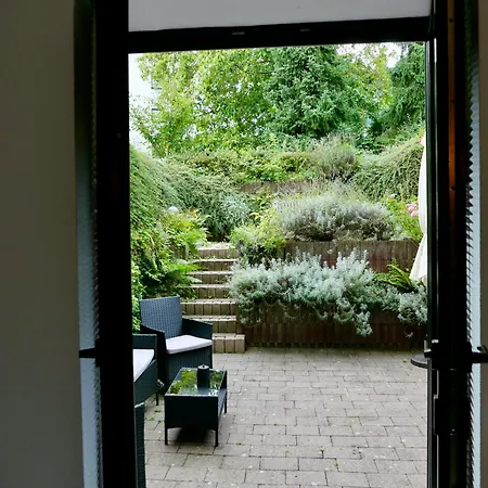 Schoenes Mit Terrasse Im Steingarten